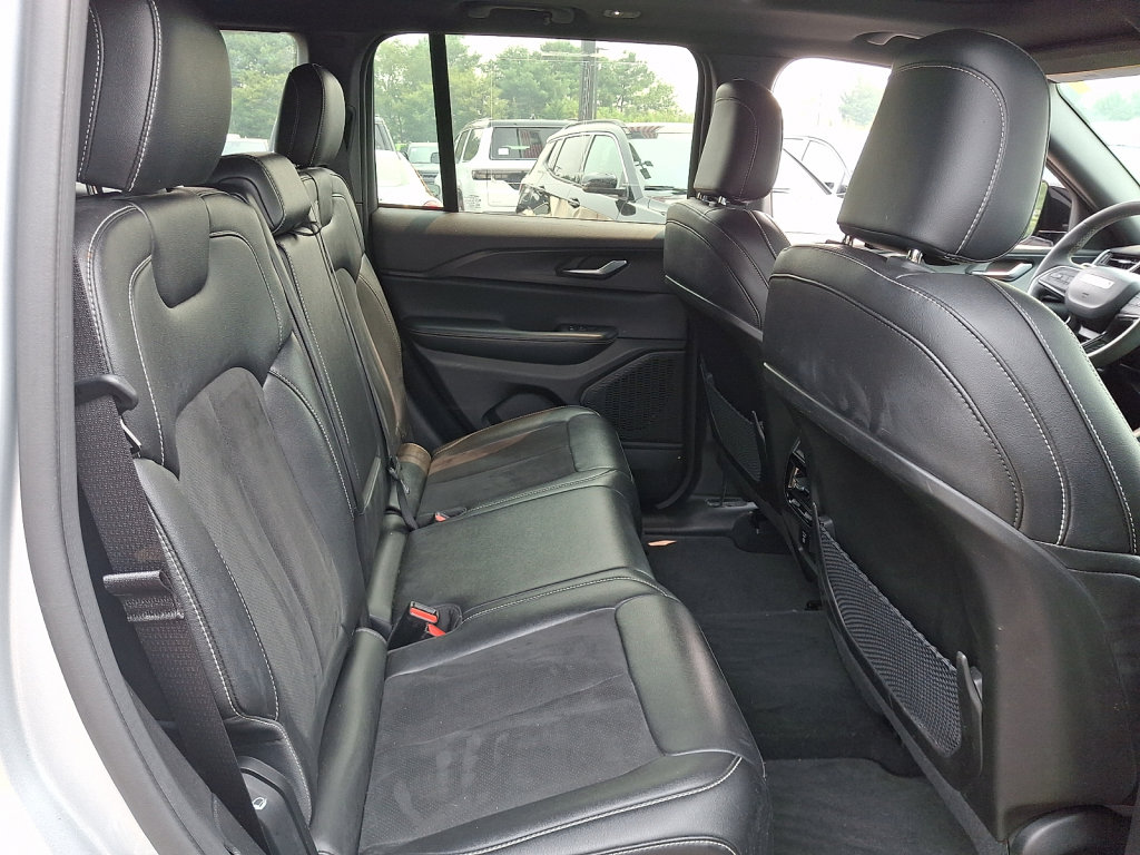 Used 2023 Jeep Grand Cherokee Altitude AWD/4WD image 15