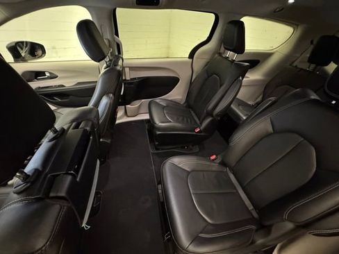 Used 2022 Chrysler Pacifica Touring-L w/ Uconnect Theater Family Group image 30