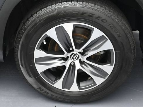 Used 2022 Toyota Highlander XLE AWD/4WD image 8