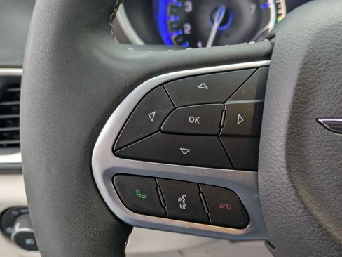 Certified 2024 Chrysler Pacifica Touring-L image 16