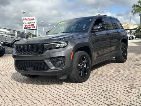 Used 2023 Jeep Grand Cherokee Altitude image 2