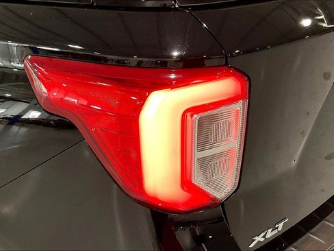 Used 2023 Ford Explorer XLT AWD/4WD image 23