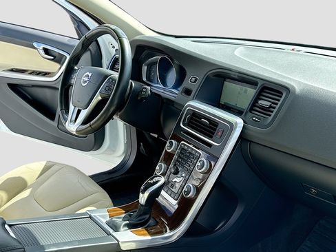Used 2017 Volvo V60 T5 Premier w/ Convenience Package FWD image 5