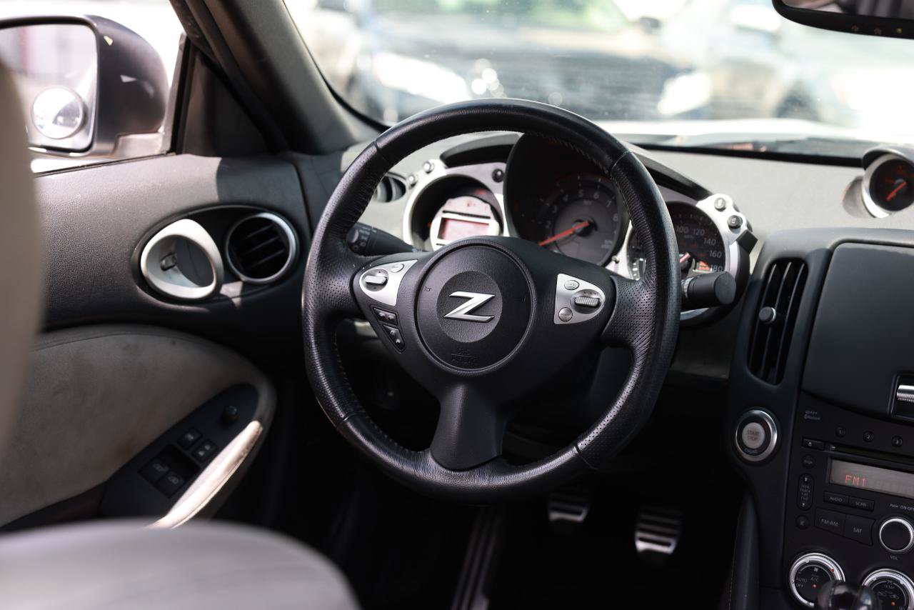 Used 2009 Nissan 370Z Touring RWD image 23