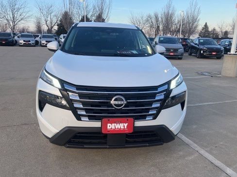 Used 2024 Nissan Rogue SV image 2