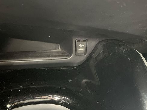 Used 2019 Toyota C-HR XLE FWD image 21