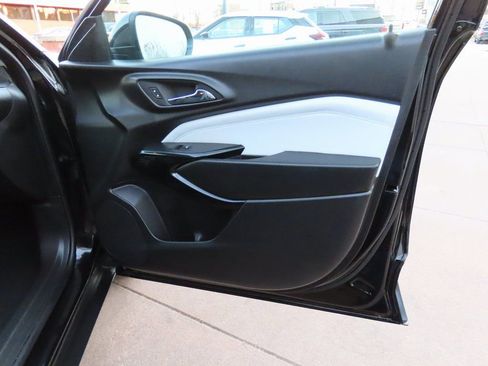 Used 2025 Chevrolet Trax LT w/ LT Convenience Package image 9