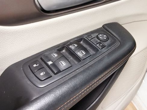Used 2017 Chrysler Pacifica Touring-L FWD image 18
