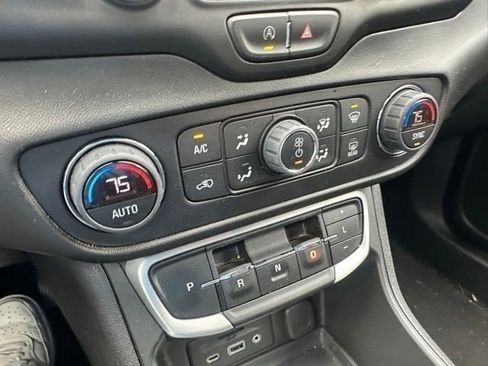 Used 2022 GMC Terrain SLT image 30