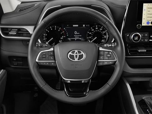 Used 2024 Toyota Highlander XLE FWD image 8