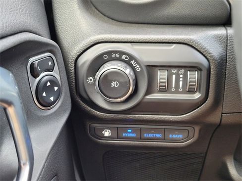 Used 2021 Jeep Wrangler Unlimited Sahara image 37