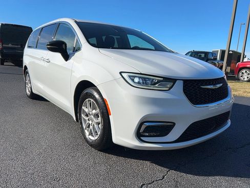 Used 2024 Chrysler Pacifica Touring-L image 3