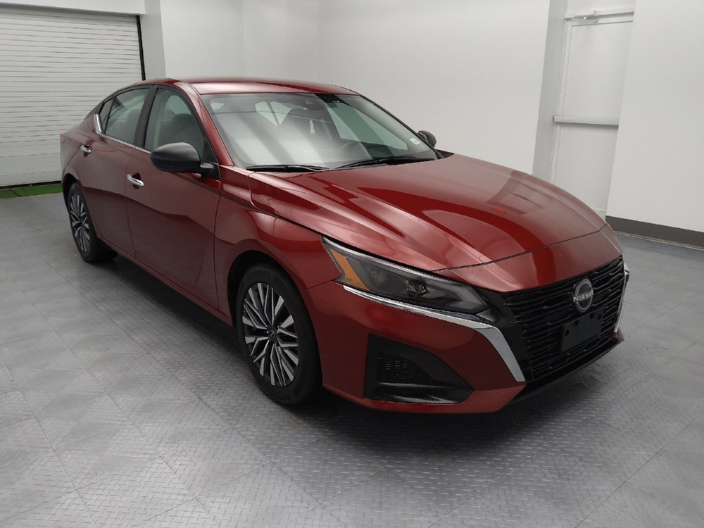 Used 2025 Nissan Altima 2.5 SV FWD image 13
