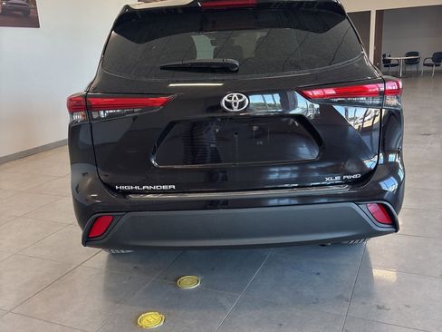 Used 2021 Toyota Highlander XLE image 11
