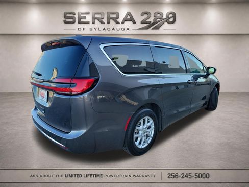Used 2023 Chrysler Pacifica Touring-L FWD image 5