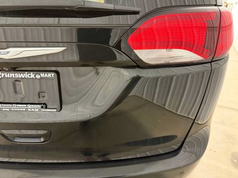 Used 2017 Chrysler Pacifica Touring-L w/ Tire & Wheel Group FWD image 18