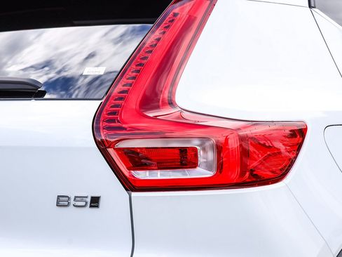 New 2025 Volvo XC40 B5 Core w/ Climate Package image 8