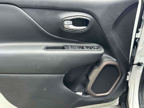 Used 2023 Jeep Renegade Latitude AWD/4WD image 16