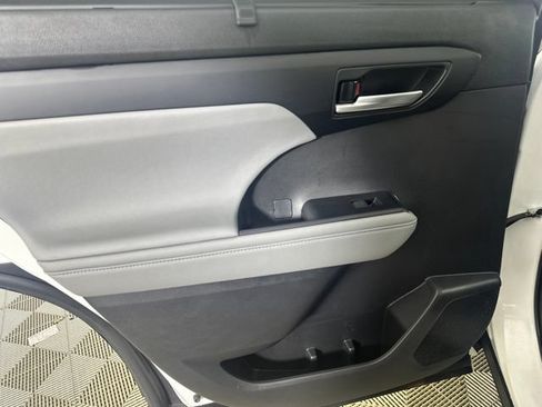 Used 2023 Toyota Highlander XLE AWD/4WD image 17