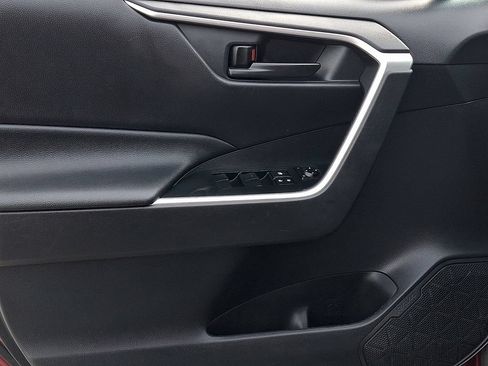 Used 2020 Toyota RAV4 LE AWD/4WD image 13
