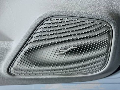 Used 2025 Mercedes-Benz GLB 250 w/ Exclusive Package image 19