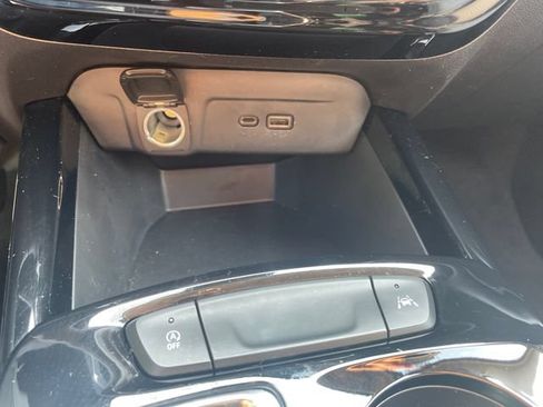 Used 2025 Chevrolet Trax LT w/ LT Convenience Package FWD image 35