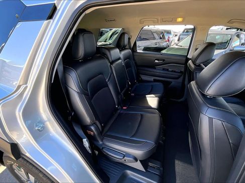 Used 2023 Nissan Pathfinder SL image 18