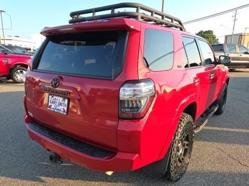 Used 2018 Toyota 4Runner SR5 AWD/4WD image 8