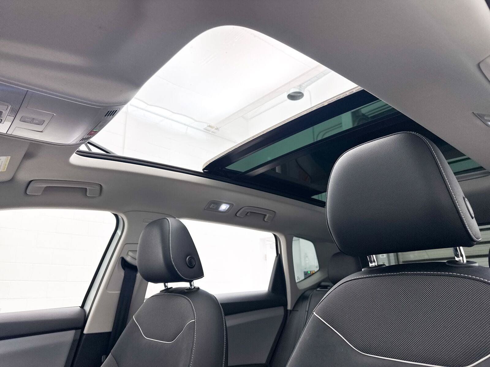 Used 2023 Volkswagen Taos SE w/ Panoramic Sunroof Package FWD image 3