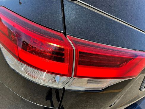 Used 2019 Toyota Highlander LE image 28