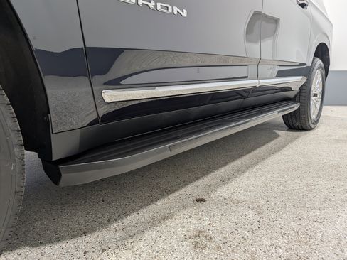 Used 2022 GMC Yukon XL SLT w/ SLT Luxury Package image 9