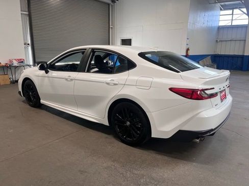 Used 2025 Toyota Camry SE image 5