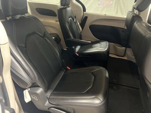 Used 2024 Chrysler Pacifica Touring-L image 11