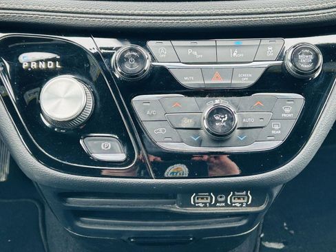 Used 2023 Chrysler Pacifica Touring-L w/ S Appearance Package image 22