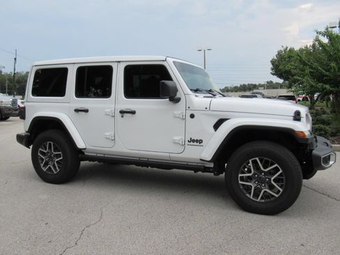 Used 2025 Jeep Wrangler Unlimited Sahara w/ Technology Group AWD/4WD image 2