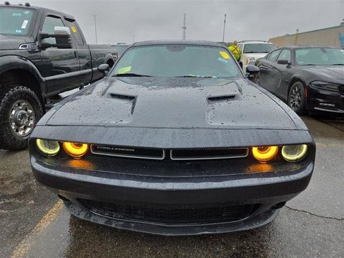 Used 2019 Dodge Challenger SXT AWD/4WD image 2