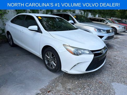 Used 2015 Toyota Camry SE FWD image 1