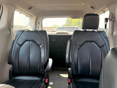 Used 2020 Chrysler Pacifica Touring-L w/ Advanced Safetytec Group image 18