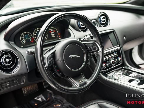 Used 2017 Jaguar XJ R RWD image 20