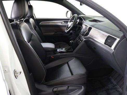 Used 2022 Volkswagen Atlas Cross Sport SE FWD image 32
