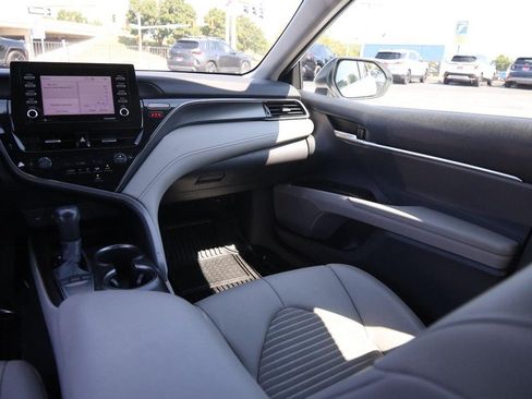 Used 2022 Toyota Camry SE FWD image 25