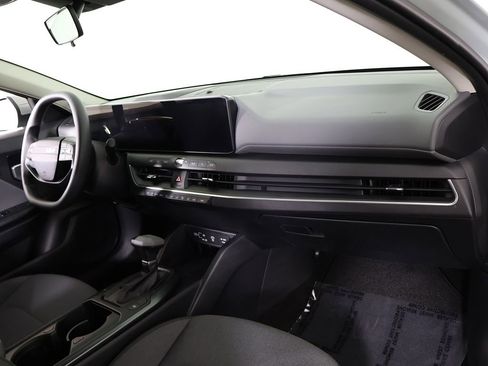 Used 2025 Kia K4 LXS image 26