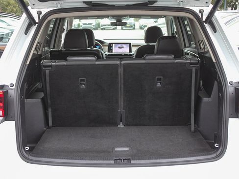 Used 2024 Volkswagen Atlas SE image 27