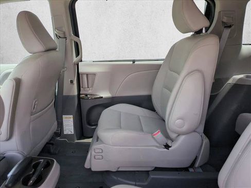 Used 2020 Toyota Sienna XLE w/ Entertainment Package FWD image 20