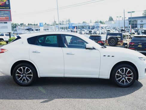 Used 2017 Maserati Levante w/ Luxury Package AWD/4WD image 7
