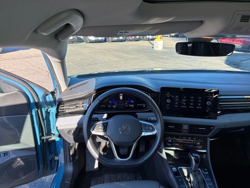 Used 2025 Volkswagen Jetta SE image 33