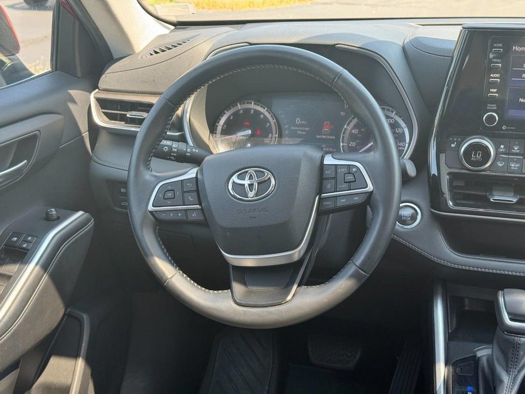Used 2022 Toyota Highlander XLE AWD/4WD image 19