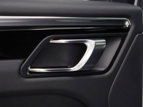 Certified 2025 Porsche Macan image 15