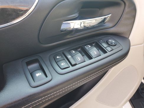 Used 2013 Chrysler Town & Country Touring FWD image 11
