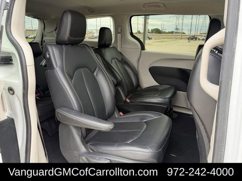 Used 2023 Chrysler Pacifica Touring-L FWD image 32